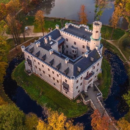 Zamek Karpniki Schloss Fischbach Lomnica  Exteriör bild