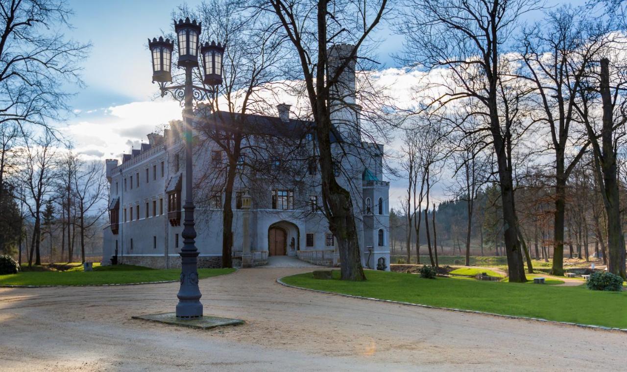 Zamek Karpniki Schloss Fischbach Lomnica  Exteriör bild