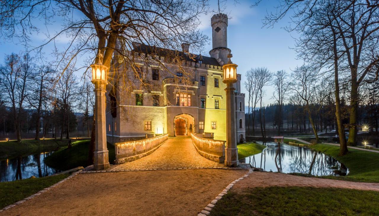 Zamek Karpniki Schloss Fischbach Lomnica  Exteriör bild