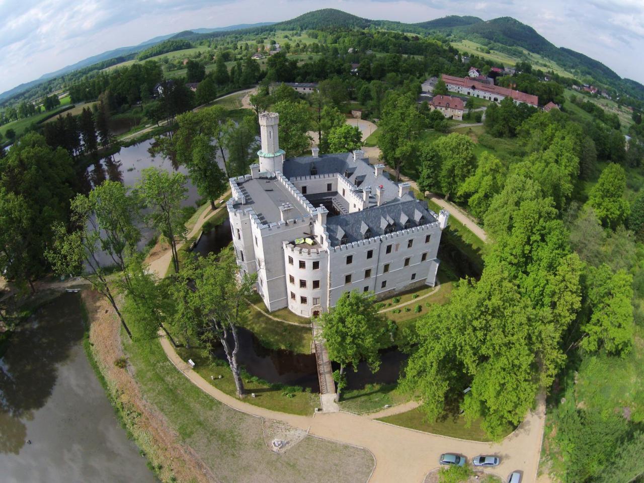 Zamek Karpniki Schloss Fischbach Lomnica  Exteriör bild