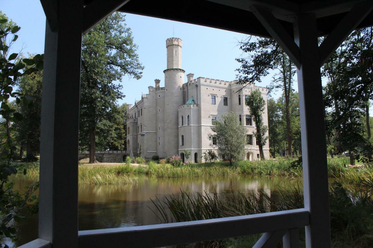 Zamek Karpniki Schloss Fischbach Lomnica  Exteriör bild