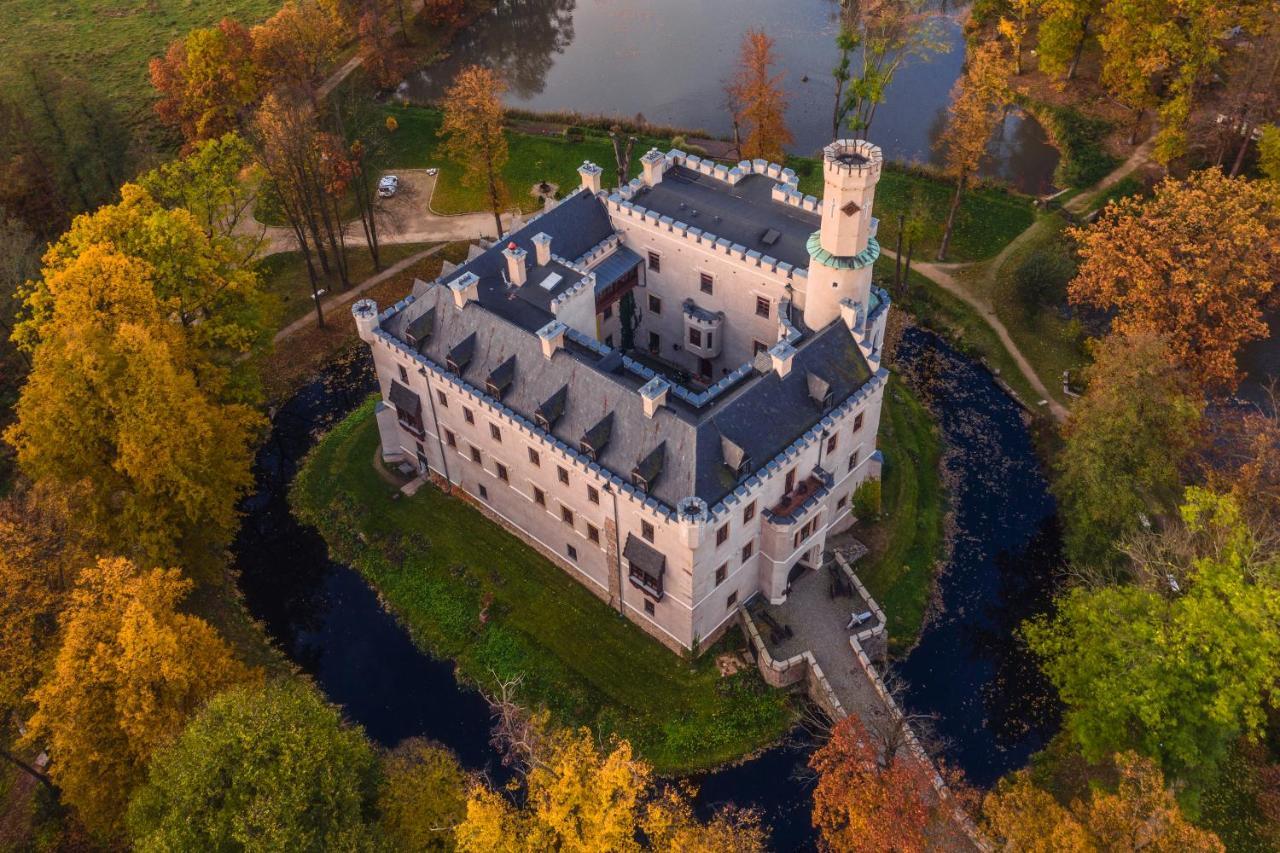 Zamek Karpniki Schloss Fischbach Lomnica  Exteriör bild